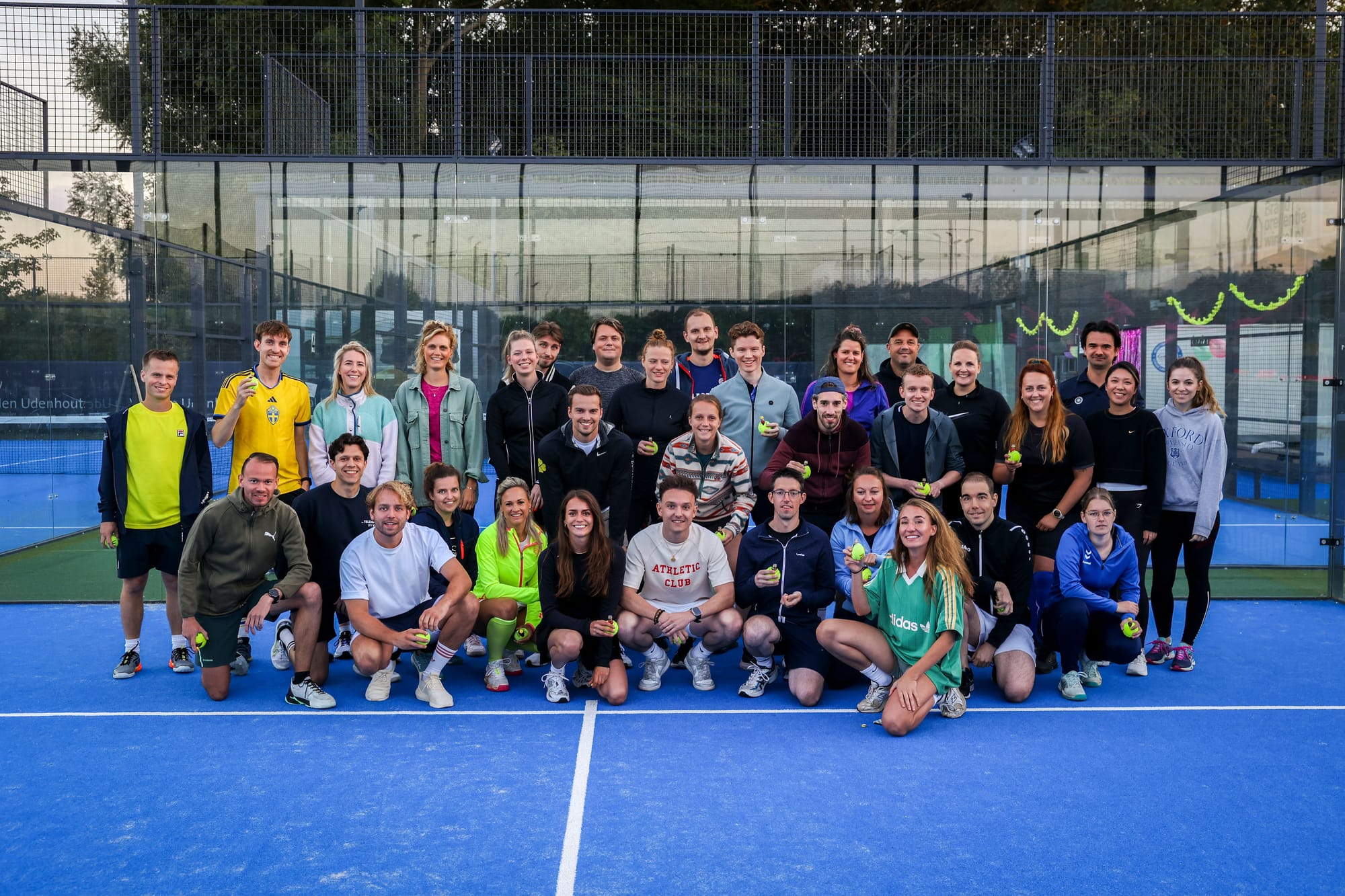 Groepsfoto van de deelnemers tijdens het eerste Padellen met Vrijgezellen event